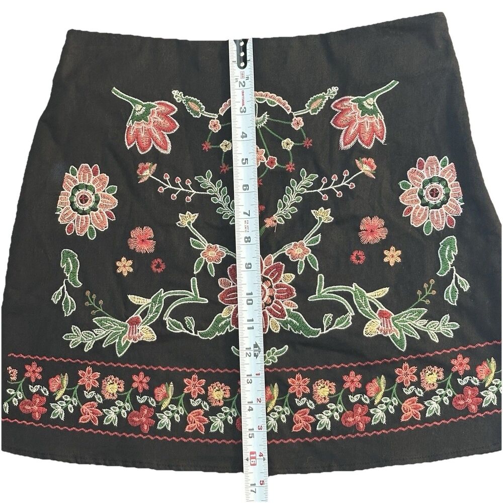 Francesca's Mi Ami Black Floral Mini Skirt Medium Embroidered Boho Folk 70s - Picture 4 of 9